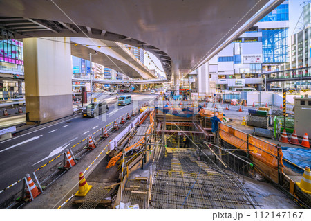 日本の東京都市景観 渋谷駅西口の交差点などを望む。道路の下で進む大工事…右奥は渋谷フクラス＝27日 112147167