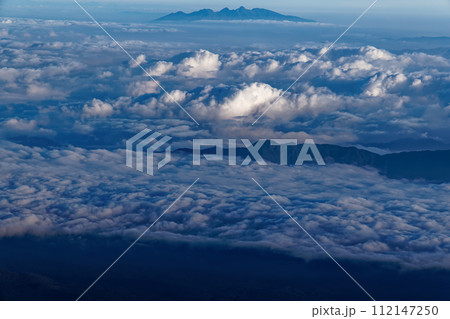 富士山山頂から見る朝の雲海と八ヶ岳 富士山山頂から見る朝の雲海と八ヶ岳 112147250