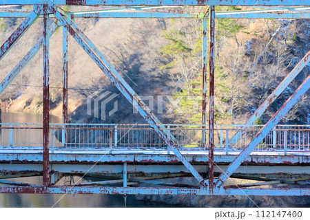 利根川に架かる白い劣化した鉄橋 利根川に架かる白い劣化した鉄橋 112147400