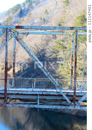 利根川に架かる白い劣化した鉄橋 利根川に架かる白い劣化した鉄橋 112147401