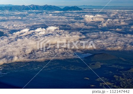 富士山山頂から見る朝の雲海と南アルプスの山並み 112147442