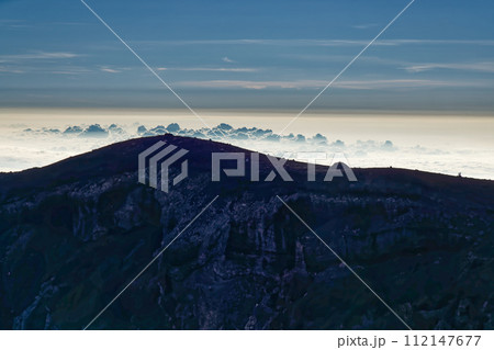 富士山剣ヶ峰から見る火口壁と朝の雲海 富士山剣ヶ峰から見る火口壁と朝の雲海 112147677