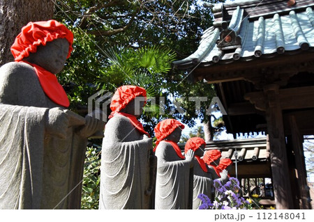 梅の花が咲く藤沢常立寺とお地蔵さん 112148041