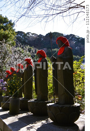 梅の花が咲く藤沢常立寺とお地蔵さん 112148173