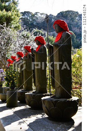 梅の花が咲く藤沢常立寺とお地蔵さん 112148174