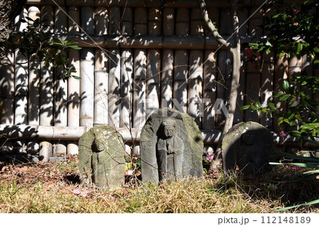 梅の花が咲く頃の藤沢常立寺とお地蔵さん 112148189