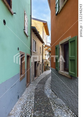 Old streets of Malcesine on the shores of Lake Garda 112148243