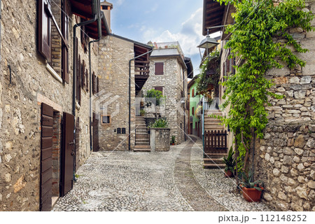 Old streets of Malcesine on the shores of Lake Garda 112148252