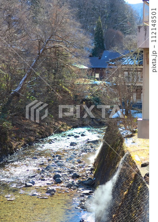 温泉が流れ込む温泉街の河川 112148501