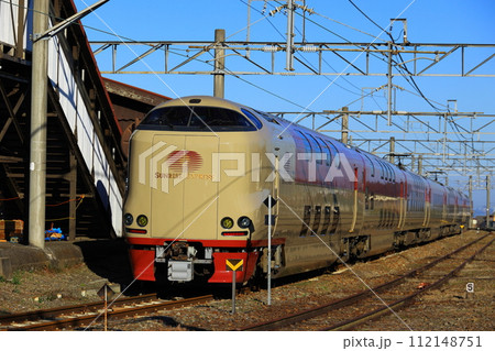 琴平駅に停車するサンライズ瀬戸 112148751