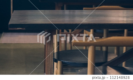 暗がりのカフェの椅子とテーブル 112148928