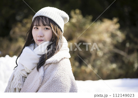 冬服で立つ若い女性 112149023