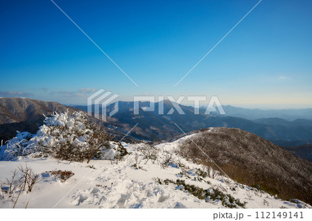 冬の山の風景 112149141