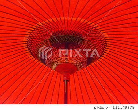 野点の赤い和傘 112149378