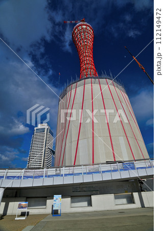 「神戸ポートタワー」工事中の足場設置状態の風景 「神戸ポートタワー」工事中の足場設置状態の風景 112149472