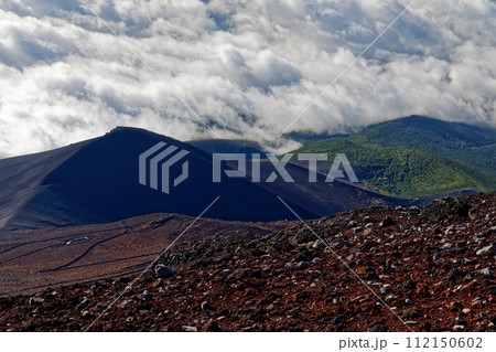 富士山山頂から見る雲海と宝永山 112150602