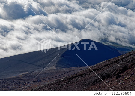 富士山山頂から見る雲海と宝永山 112150604