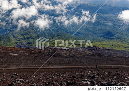 雲湧く富士山・吉田登山道を行く登山者 112150607