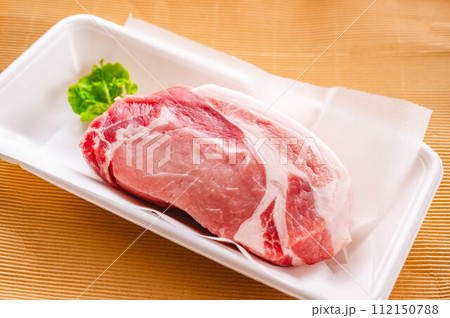 パック入りの豚ロース肉 112150788
