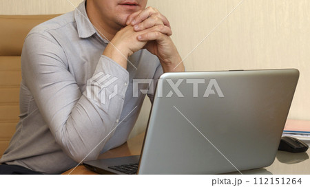 Man with laptop at office 112151264