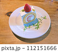 イチゴの乗ったイチゴロールケーキ 112151666
