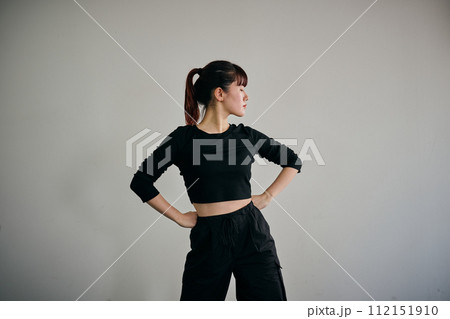 ダンスの練習をする若い女性 112151910