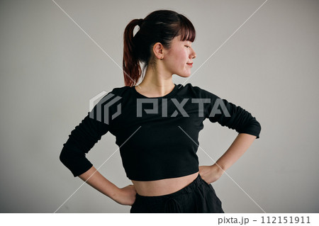 ダンスの練習をする若い女性 ダンスの練習をする若い女性 112151911