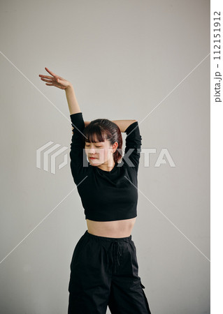 ダンスの練習をする若い女性 ダンスの練習をする若い女性 112151912