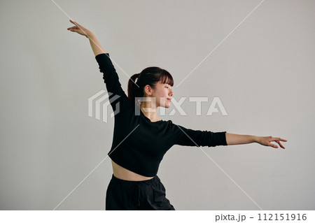ダンスの練習をする若い女性 112151916