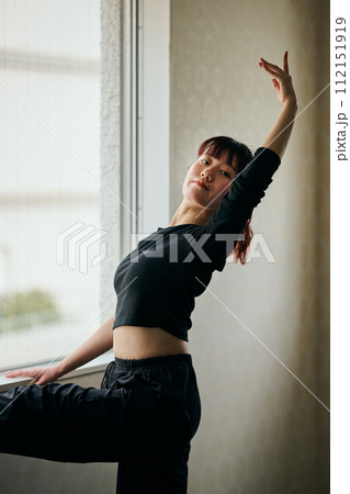 ダンスの練習をする若い女性 ダンスの練習をする若い女性 112151919