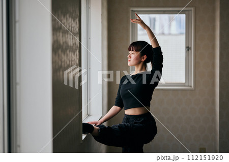 ダンスの練習をする若い女性 112151920