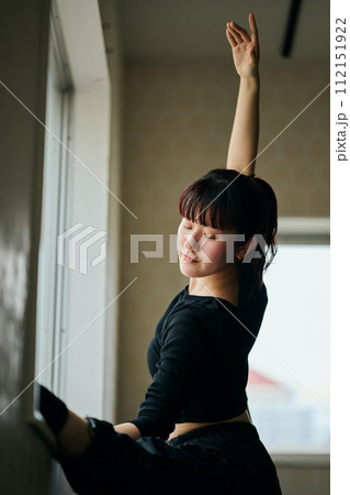 ダンスの練習をする若い女性 112151922