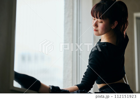 ダンスの練習をする若い女性 ダンスの練習をする若い女性 112151923