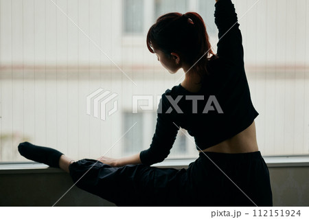 ダンスの練習をする若い女性 ダンスの練習をする若い女性 112151924