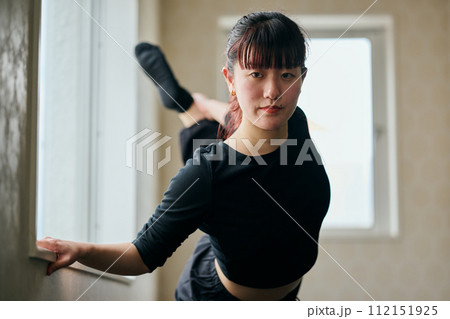 ダンスの練習をする若い女性 ダンスの練習をする若い女性 112151925
