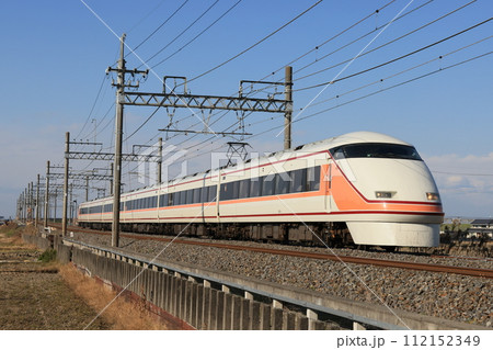 埼玉県幸手市の東武日光線を走る上り特急スペーシア 112152349