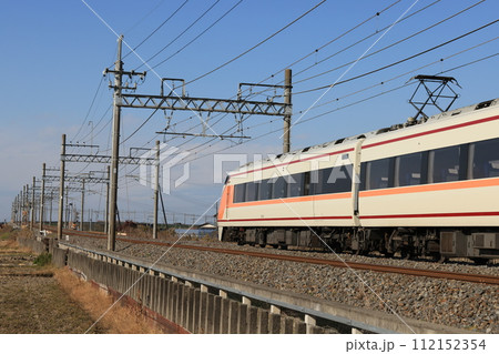 埼玉県幸手市の東武日光線を走る上り特急スペーシア 埼玉県幸手市の東武日光線を走る上り特急スペーシア 112152354