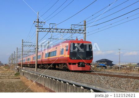 埼玉県幸手市の東武日光線を走る下り特急鬼怒川号のJR車両 埼玉県幸手市の東武日光線を走る下り特急鬼怒川号のJR車両 112152621