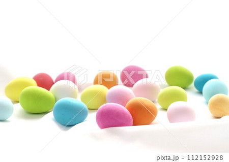 お菓子のようなカラフル粘土細工の卵 112152928