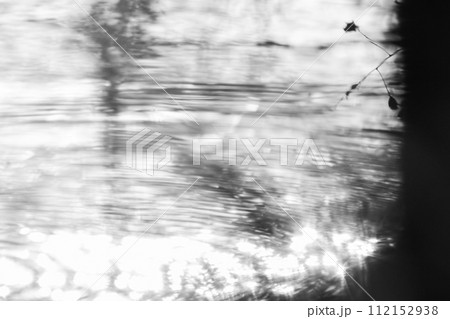 抽象絵画(湖面と光) モノクロ 抽象絵画(湖面と光) モノクロ 112152938