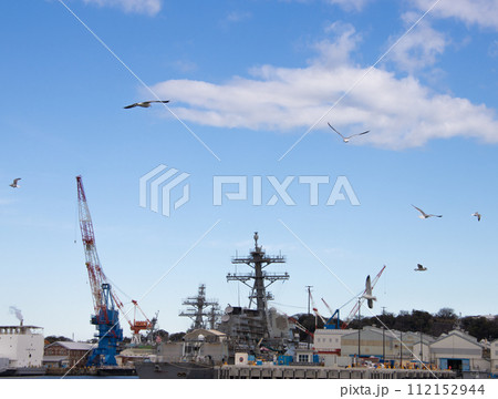 米軍横須賀基地に停泊するミサイル駆逐艦「シャウプ」と上空を飛ぶ鳥 米軍横須賀基地に停泊するミサイル駆逐艦「シャウプ」と上空を飛ぶ鳥 112152944