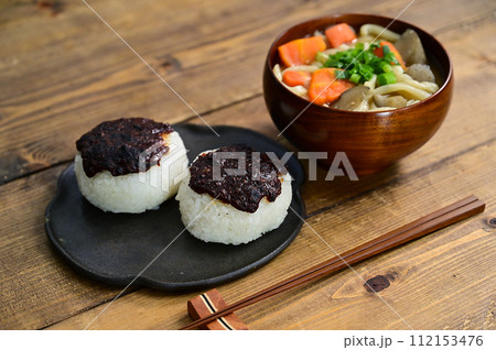 味噌おにぎりとけんちんうどん 112153476