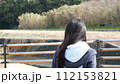 女性の後ろ姿 112153821