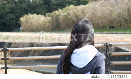 女性の後ろ姿 112153821