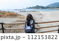 海を眺める女性の後ろ姿 112153822