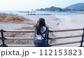 海を眺める女性 112153823