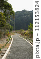 まっすぐ伸びる道 112153824