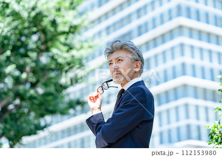 シニア男性　ビジネス　見上げる　横向き 112153980