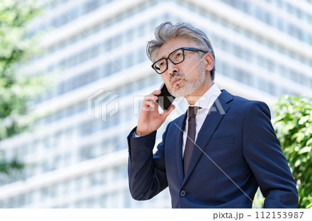 シニア男性　ビジネス　スマホ　通話 112153987