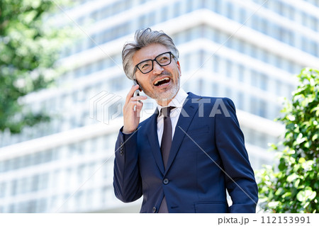 シニア男性 ビジネス スマホ 通話 シニア男性 ビジネス スマホ 通話 112153991